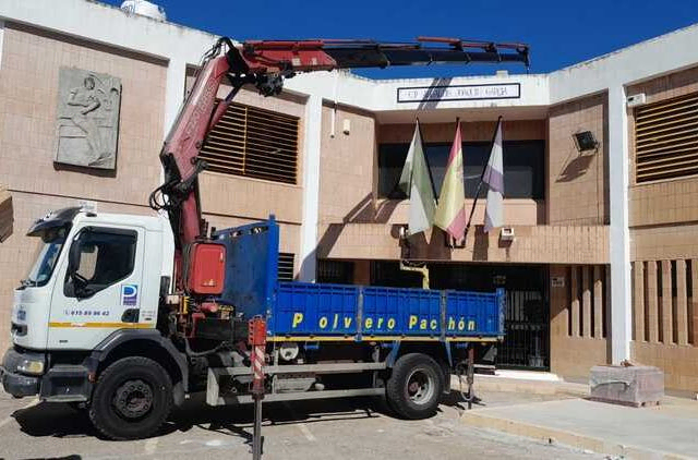 camión con grúa para construcción