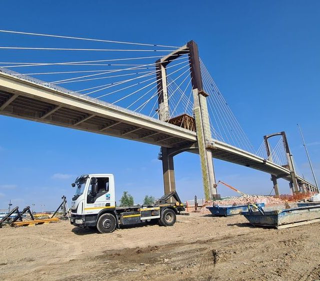 camión bajo puente