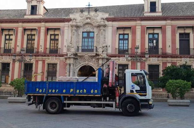 camioneta y edificio